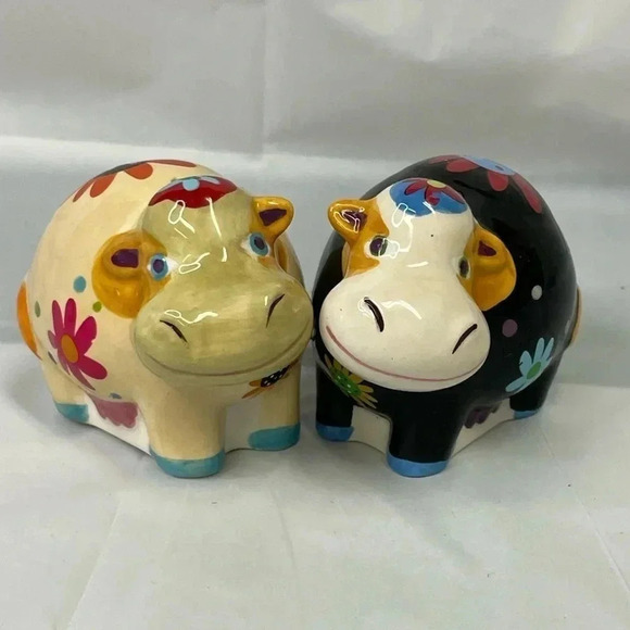 Lori Siebert Cozy Critters 22256 COWS Ceramic Salt and Pepper Kissing Shakers - Picture 1 of 6